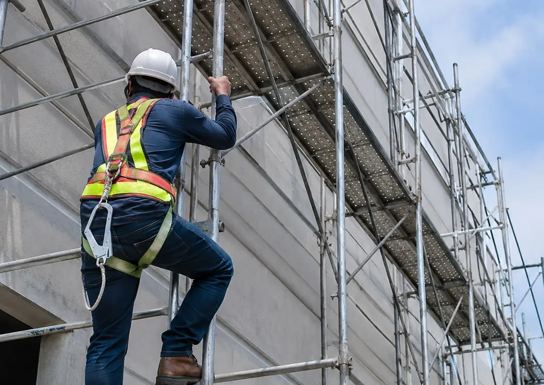 Scaffolding dan pekerja dengan perlengkapan keselamatan